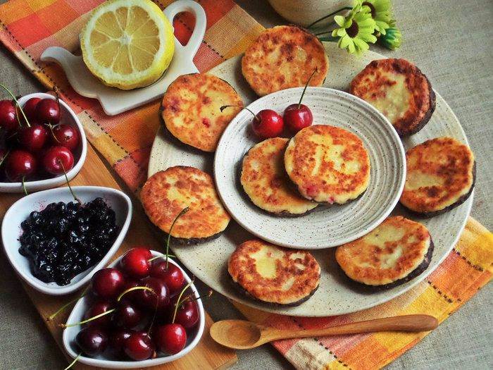 Сырники с брусникой и какао