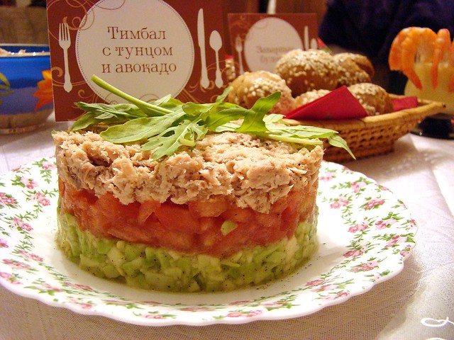 Испанский салат из авокадо и тунца